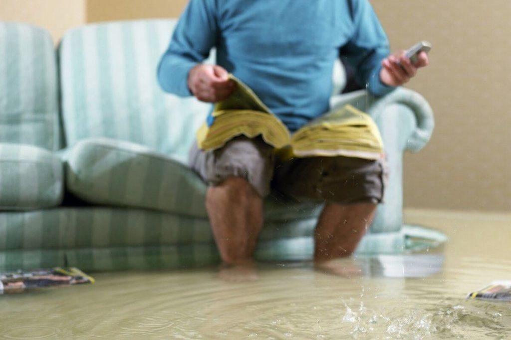Вызвать эксперта после затопления (фото затопленной квартиры)